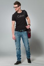 Черная футболка с ремнем и джинсами